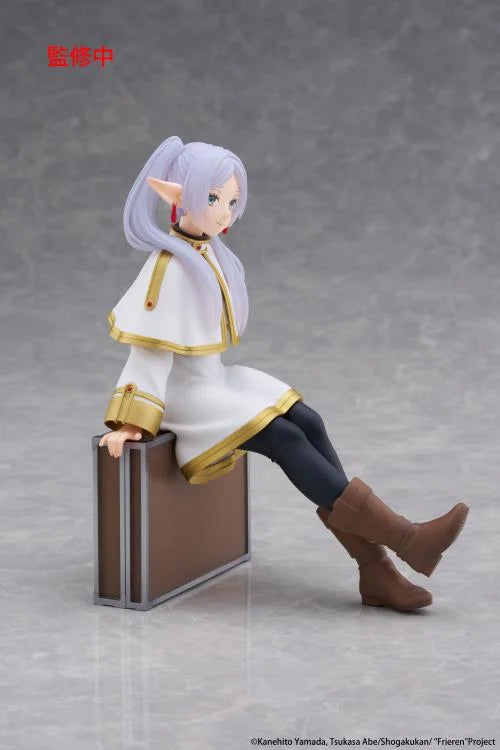 [PREORDER] TAITO Frieren: Beyond Journey's End Desktop Cute Figure - Frieren (Trunk Case Ver.)