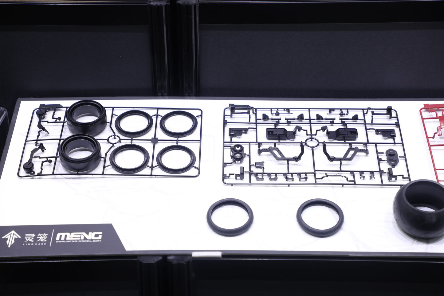 [PREORDER] MENG MT-010s 1/9 Ling Cage Leaning Two-Front-Wheelall-Wheel-Orne Motorcycle Pre-Colored Edition