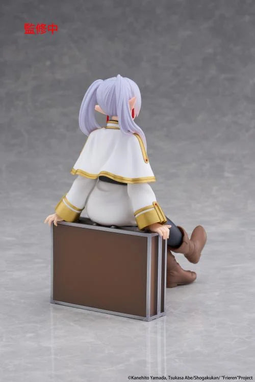 [PREORDER] TAITO Frieren: Beyond Journey's End Desktop Cute Figure - Frieren (Trunk Case Ver.)