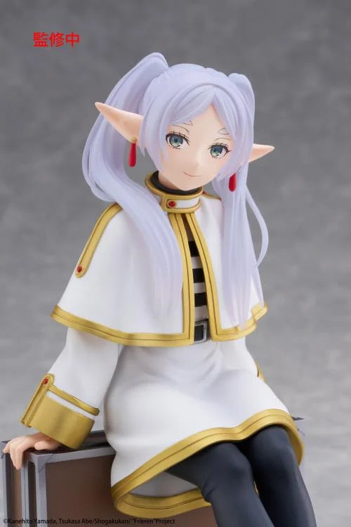 [PREORDER] TAITO Frieren: Beyond Journey's End Desktop Cute Figure - Frieren (Trunk Case Ver.)