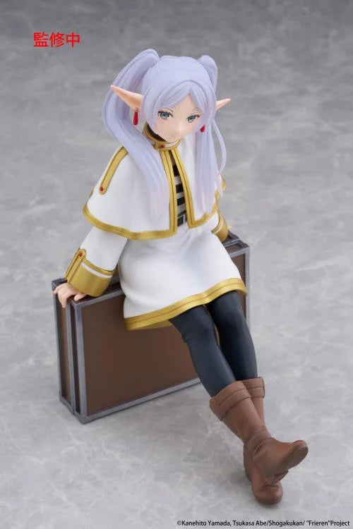 [PREORDER] TAITO Frieren: Beyond Journey's End Desktop Cute Figure - Frieren (Trunk Case Ver.)
