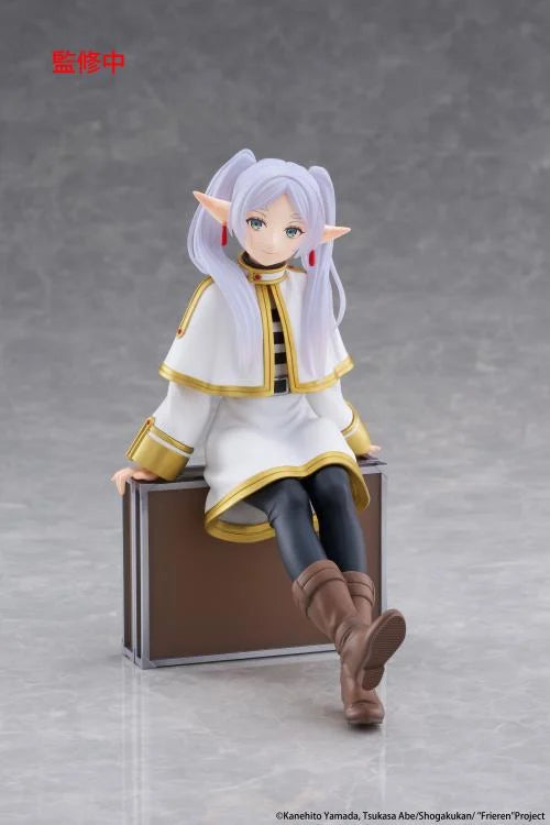 [PREORDER] TAITO Frieren: Beyond Journey's End Desktop Cute Figure - Frieren (Trunk Case Ver.)