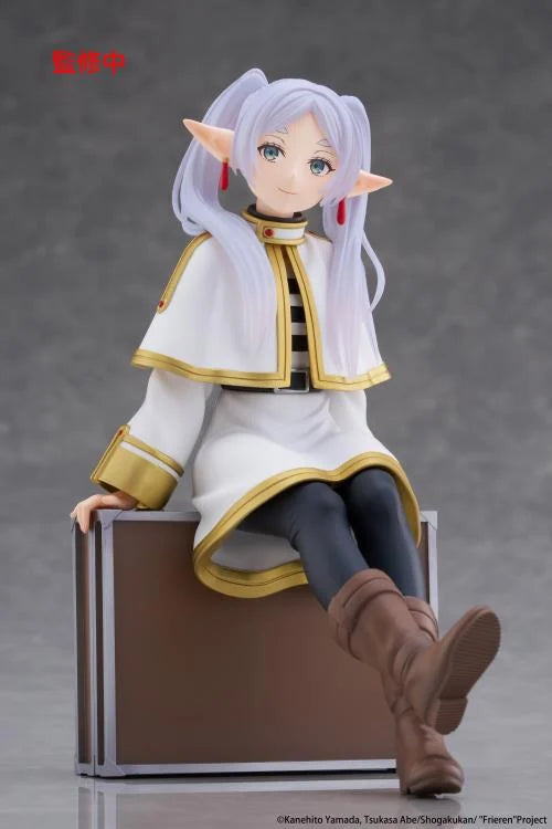 [PREORDER] TAITO Frieren: Beyond Journey's End Desktop Cute Figure - Frieren (Trunk Case Ver.)